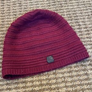 ❤️FRYE Knit Beanie. Acrylic Wool Burgundy With Logo Patch Lightweight OSFM EUC❤️